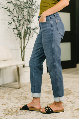 Judy Blue Mid Rise Boyfriend Jean in Dark Cozy Indigo